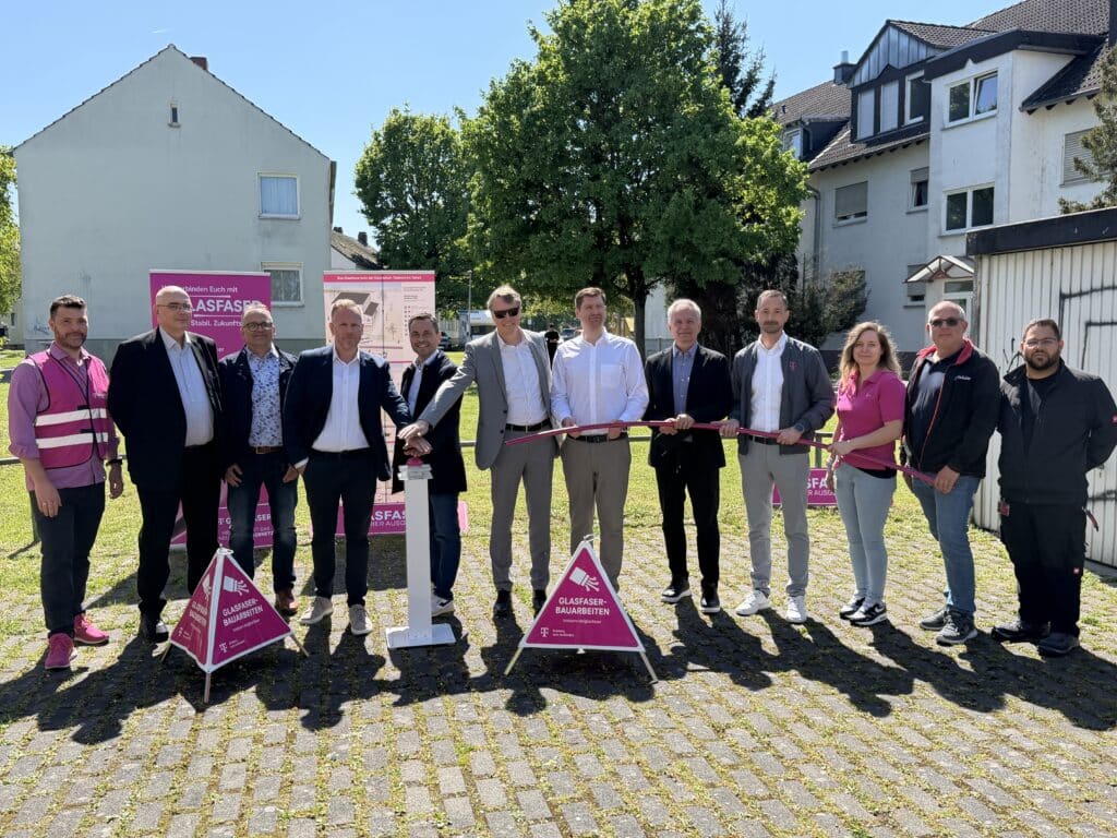 Gruppenbild des Starts der Glasfaserbauarbeiten
