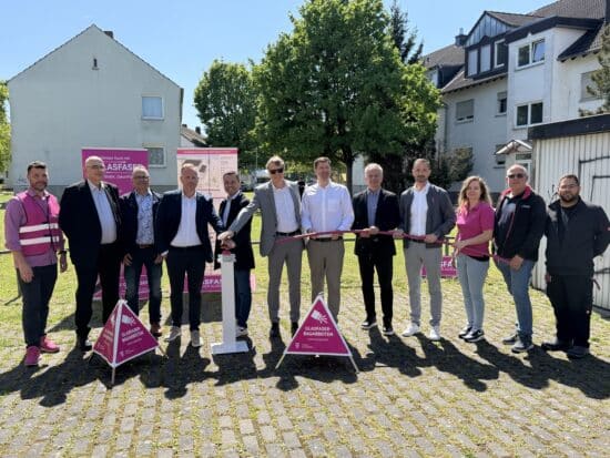Gruppenbild des Starts der Glasfaserbauarbeiten